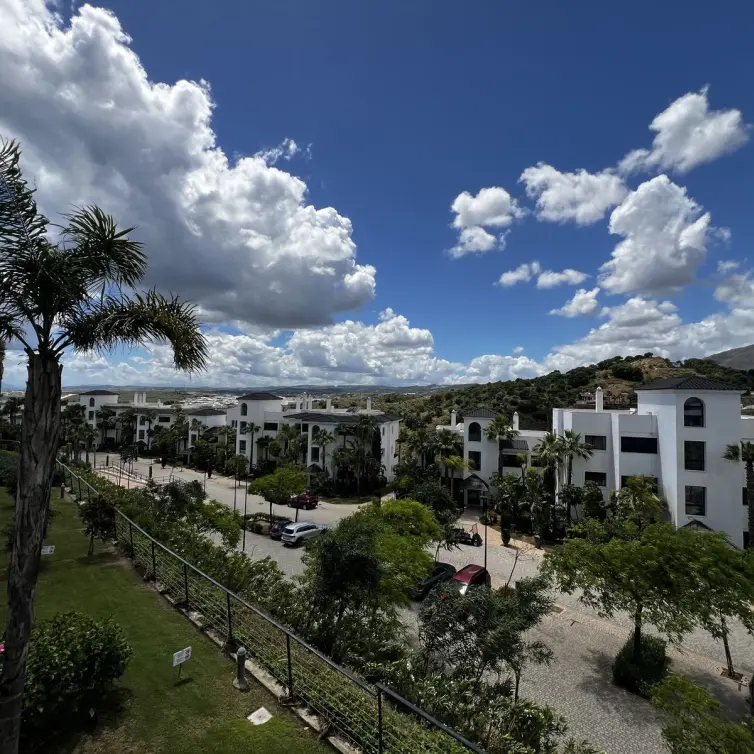 Продажа апартаментов на среднем этаже в Estepona