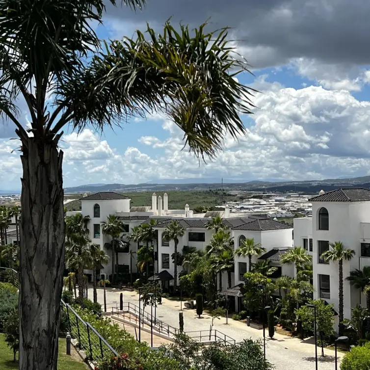 Продажа апартаментов на среднем этаже в Estepona