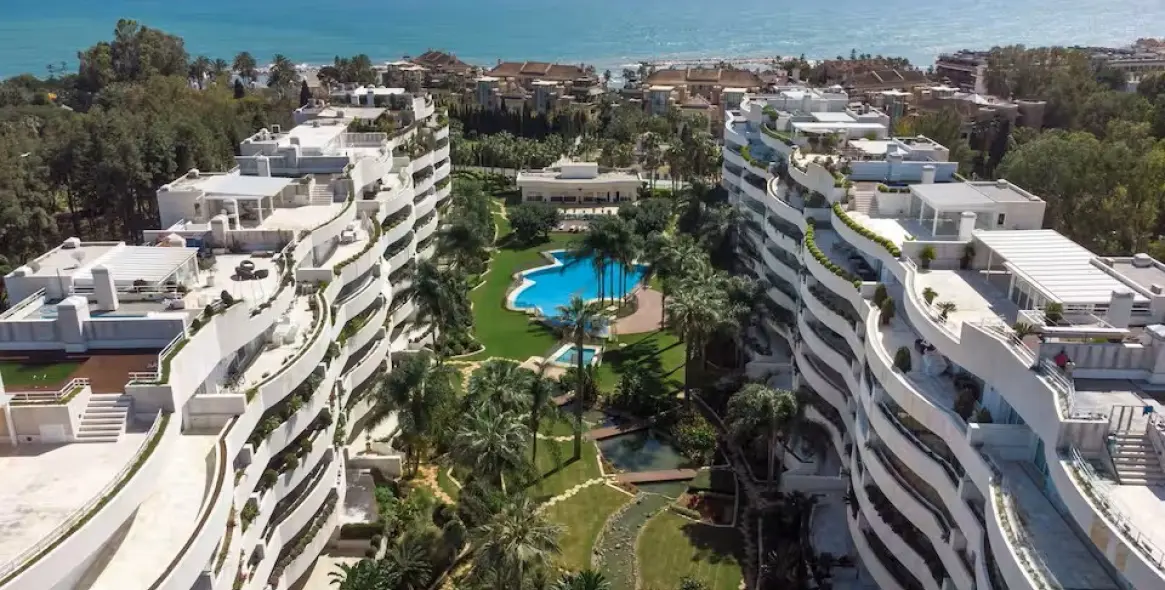 Venta de apartamento en planta baja en Puerto Banús 1
