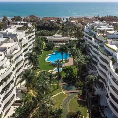 Venta de apartamento en planta baja en Puerto Banús