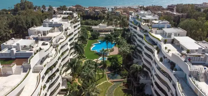 Venta de apartamento en planta baja en Puerto Banús 0