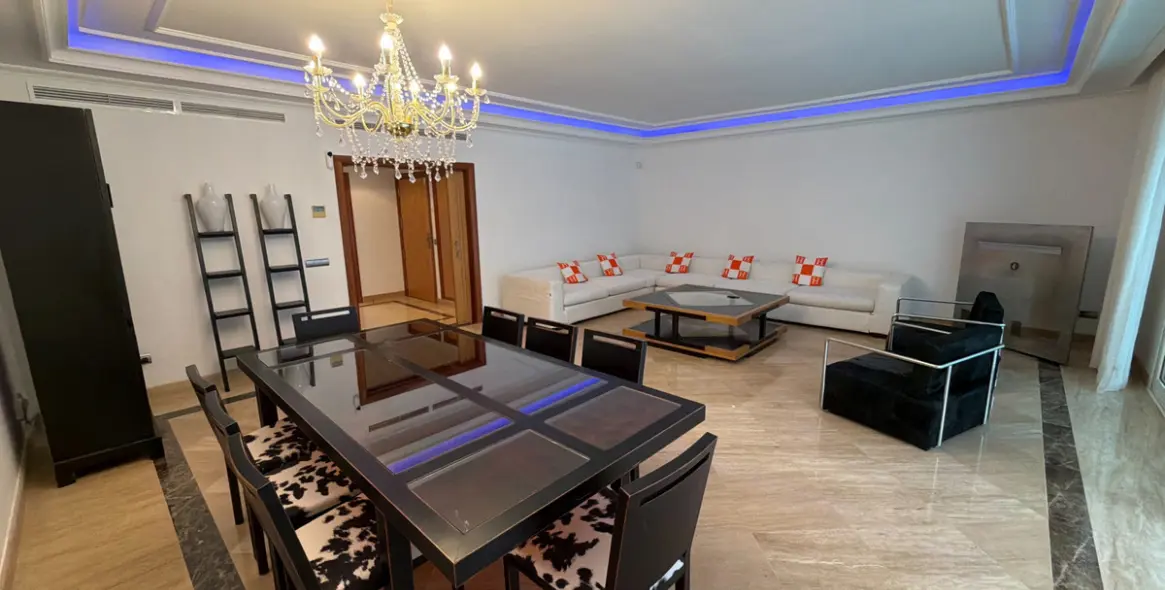 Venta de apartamento en planta baja en Puerto Banús 2
