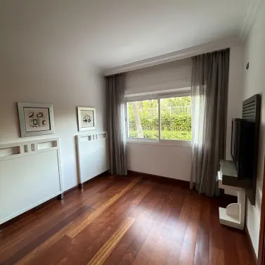 Venta de apartamento en planta baja en Puerto Banús