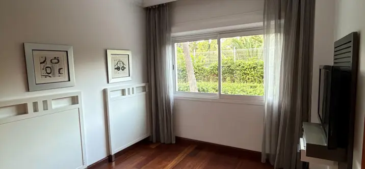 Venta de apartamento en planta baja en Puerto Banús 3