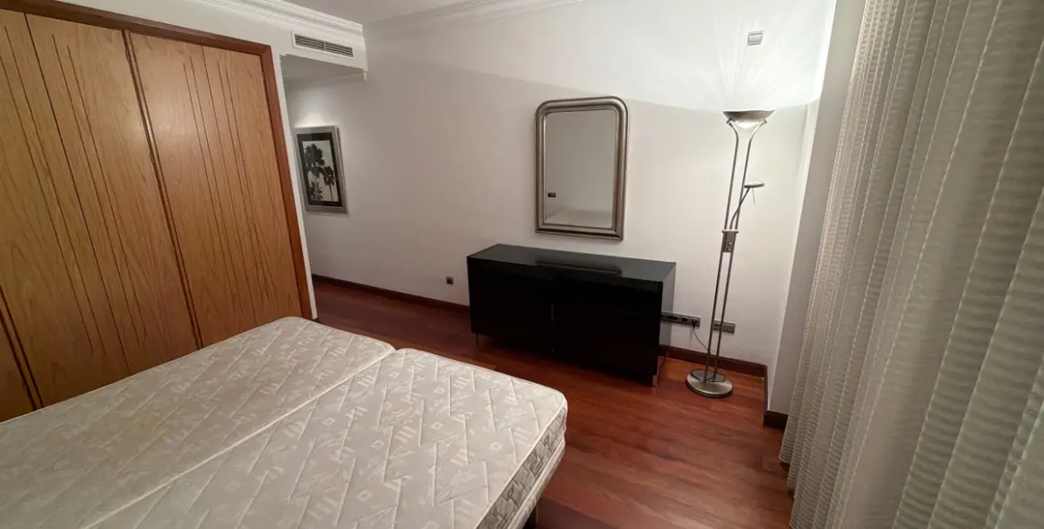Venta de apartamento en planta baja en Puerto Banús 6