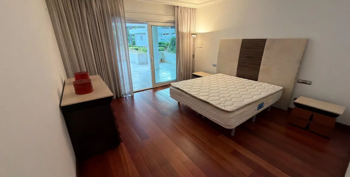 Venta de apartamento en planta baja en Puerto Banús 10