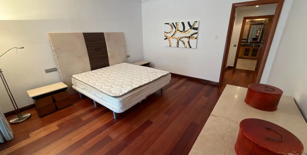 Venta de apartamento en planta baja en Puerto Banús 12