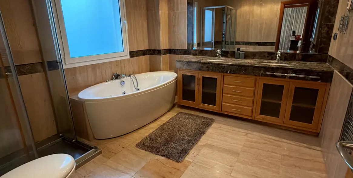 Venta de apartamento en planta baja en Puerto Banús 15