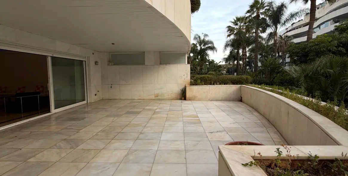 Venta de apartamento en planta baja en Puerto Banús 20