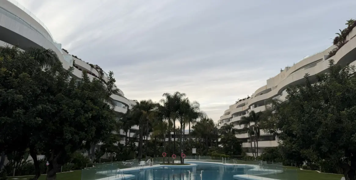 Venta de apartamento en planta baja en Puerto Banús 23