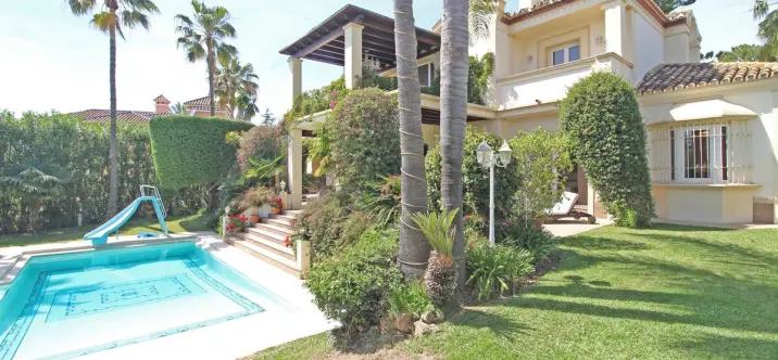 Venta de villa independiente en Bahía de Marbella 0