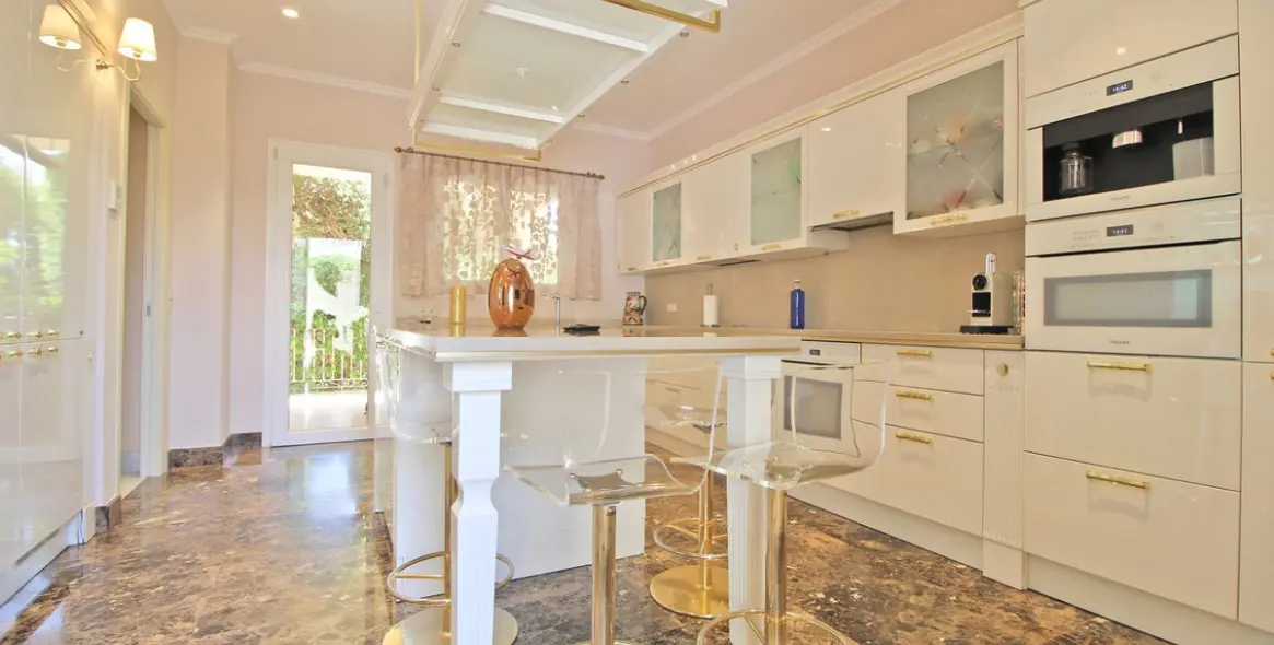 Venta de villa independiente en Bahía de Marbella 10