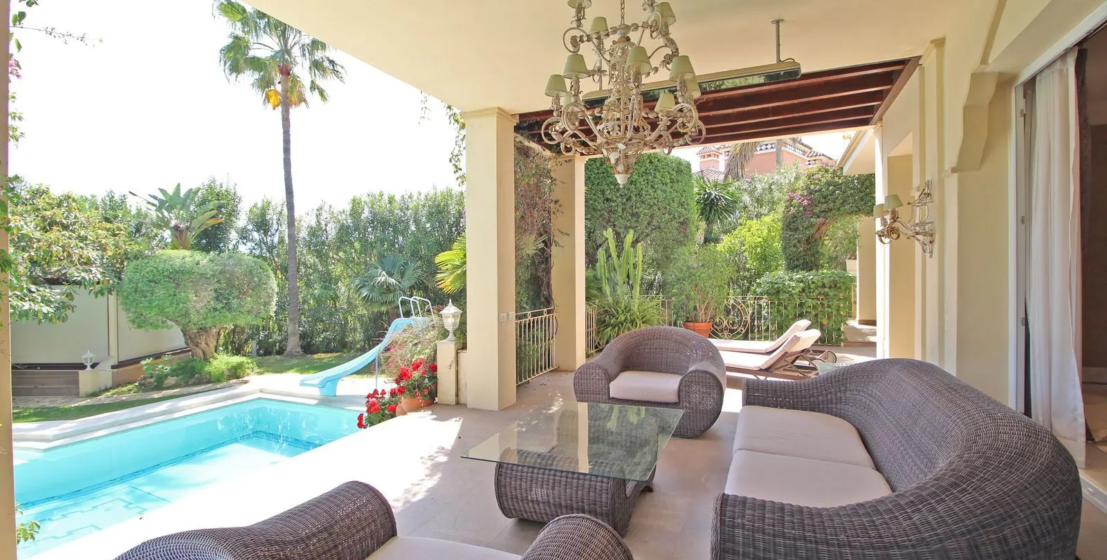 Продажа  отдельно стоящей виллы в Bahía de Marbella 2