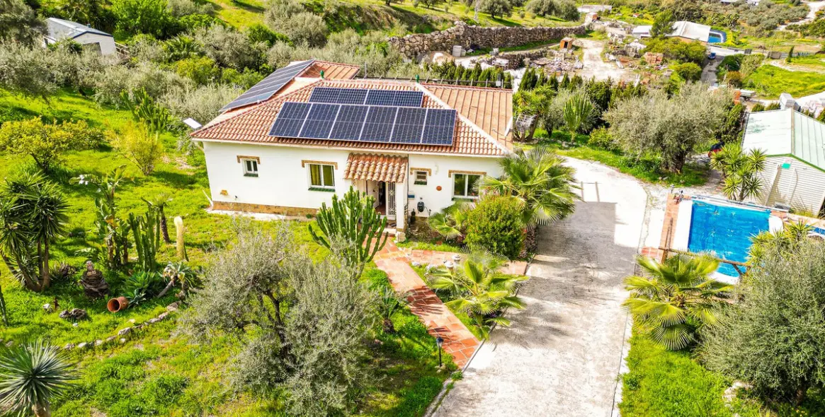 Sale of detached villa in Viñuela 1