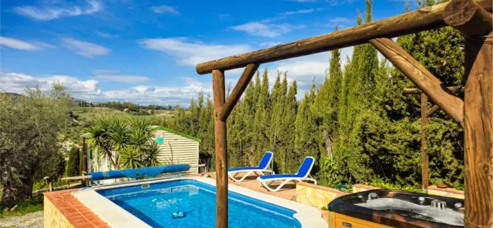 Sale of detached villa in Viñuela 3