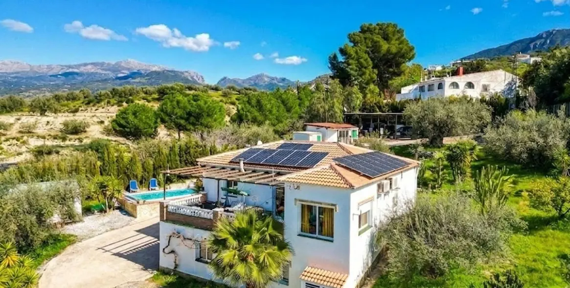 Sale of detached villa in Viñuela 42