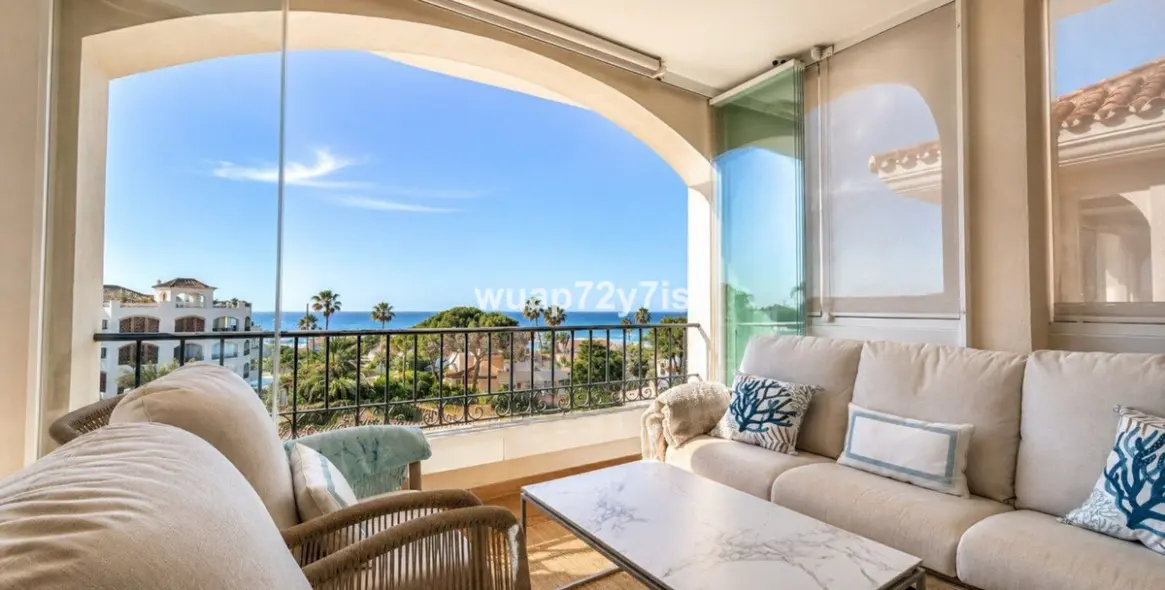 Sale of penthouse in Elviria 11