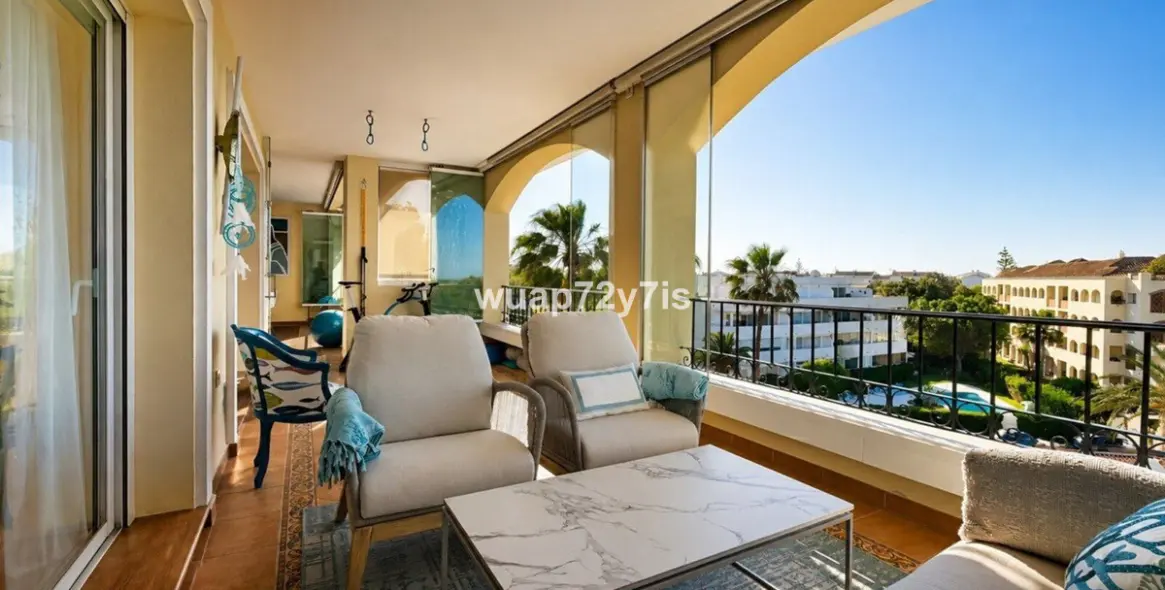 Sale of penthouse in Elviria 12