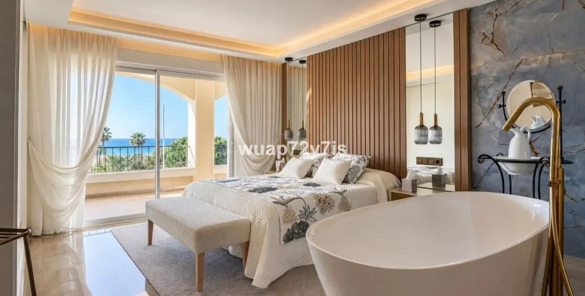 Sale of penthouse in Elviria 14