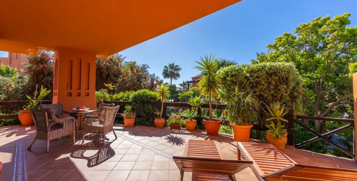 Venta de apartamento en planta baja en Estepona 1