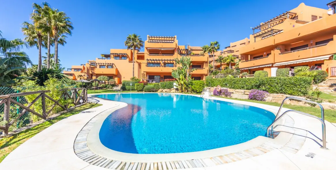 Venta de apartamento en planta baja en Estepona 2