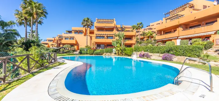 Venta de apartamento en planta baja en Estepona 1