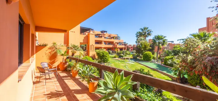 Venta de apartamento en planta baja en Estepona 2