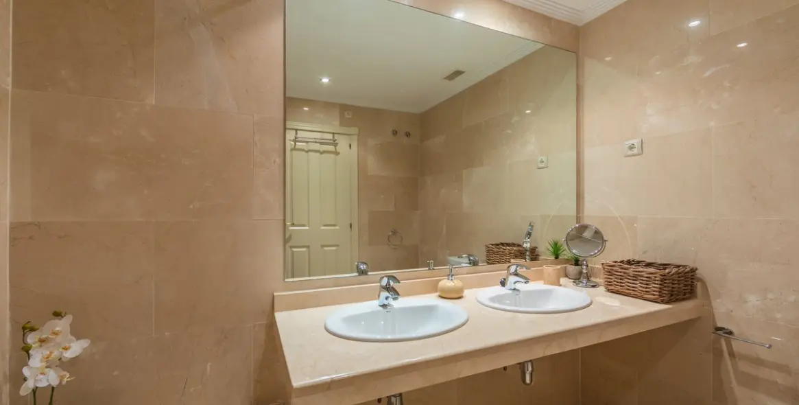 Venta de apartamento en planta baja en Estepona 30