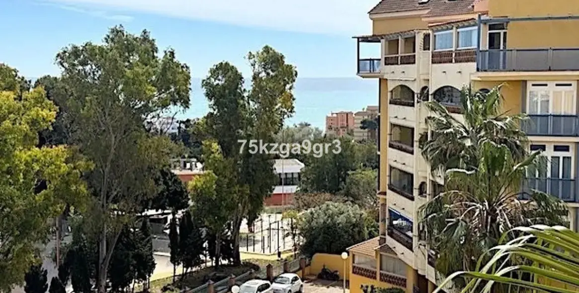 Sale of middle floor apartment in Arroyo de la Miel 1