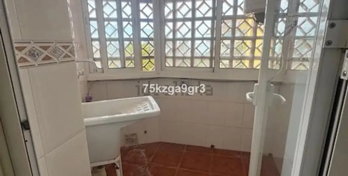 Sale of middle floor apartment in Arroyo de la Miel 17