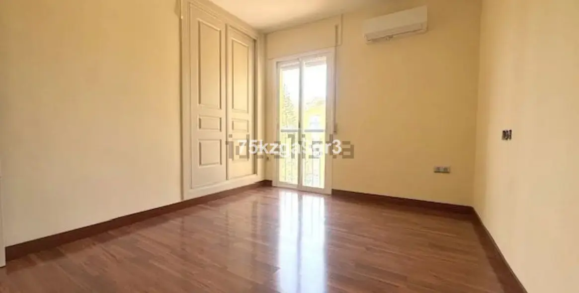 Sale of middle floor apartment in Arroyo de la Miel 21