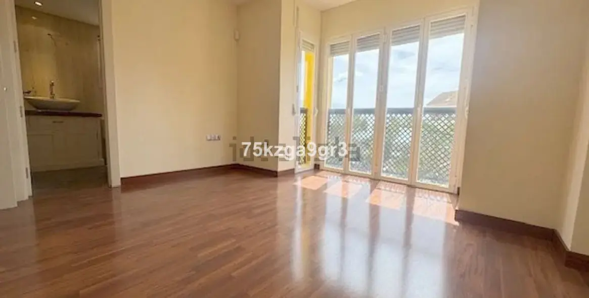 Sale of middle floor apartment in Arroyo de la Miel 22