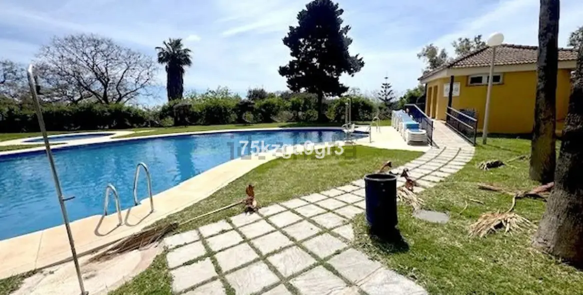 Sale of middle floor apartment in Arroyo de la Miel 25
