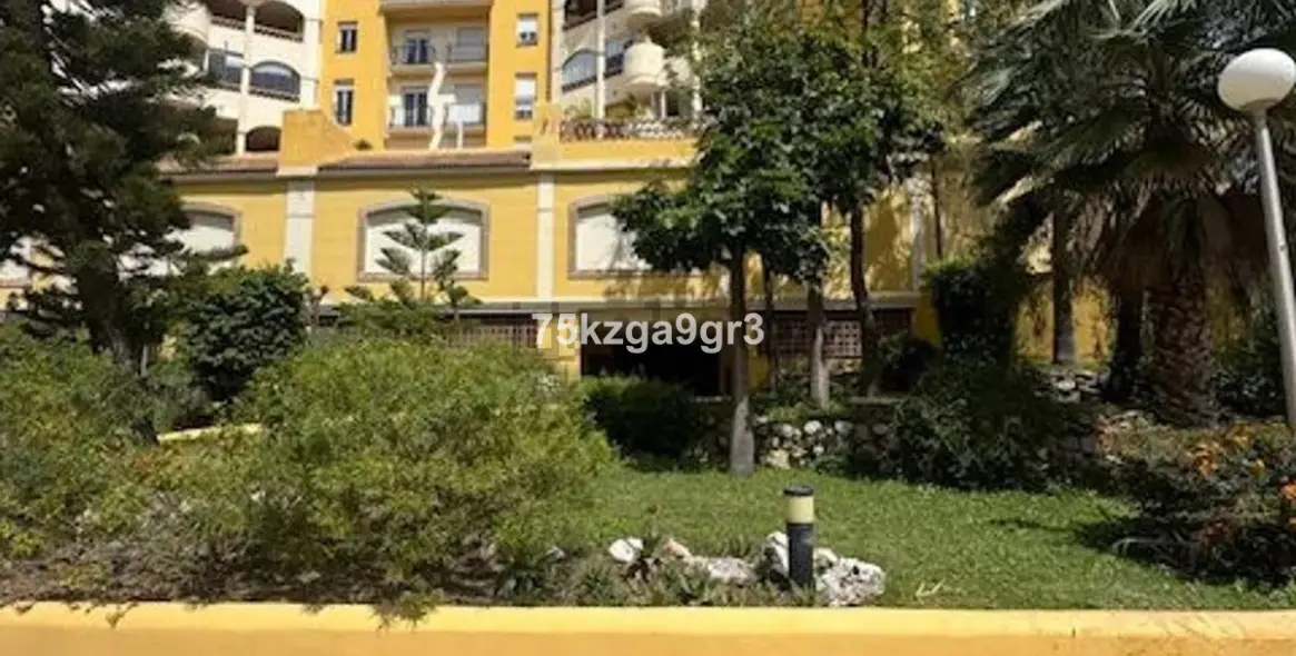 Sale of middle floor apartment in Arroyo de la Miel 27
