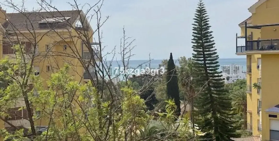 Sale of middle floor apartment in Arroyo de la Miel 30