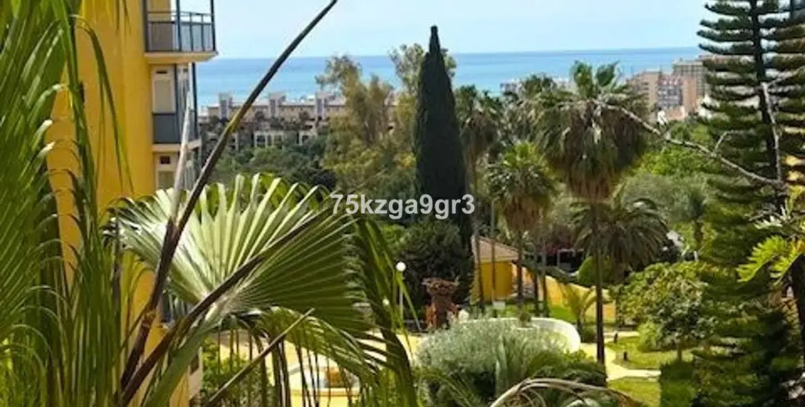 Sale of middle floor apartment in Arroyo de la Miel 32