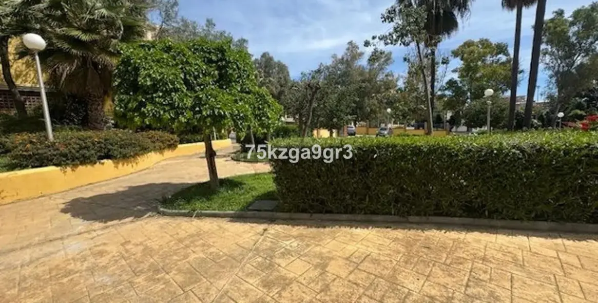 Sale of middle floor apartment in Arroyo de la Miel 33