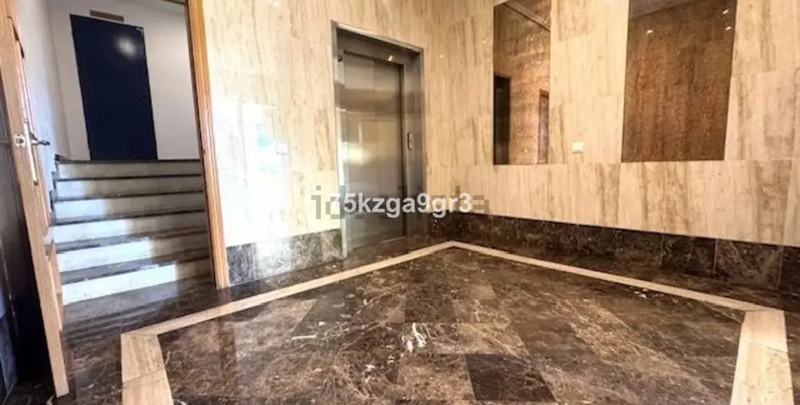 Sale of middle floor apartment in Arroyo de la Miel 37