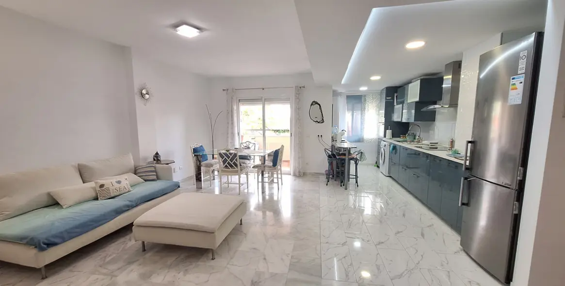 Venta de apartamento en planta media en Estepona 1