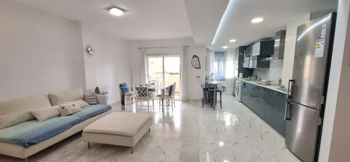 Venta de apartamento en planta media en Estepona 0