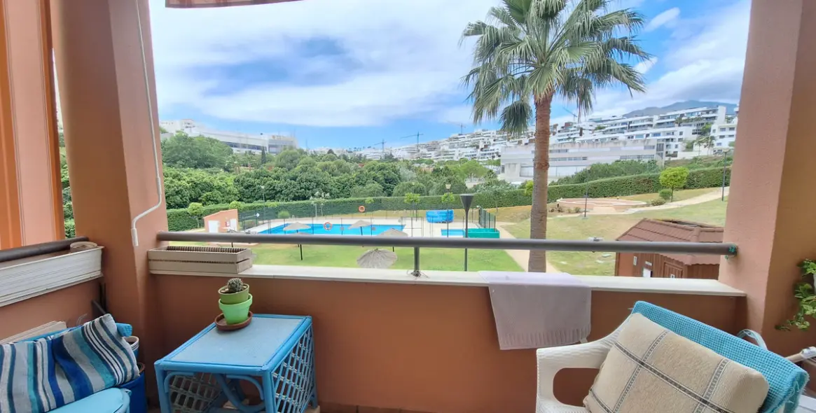 Venta de apartamento en planta media en Estepona 2