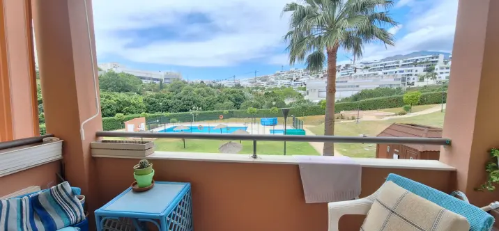 Venta de apartamento en planta media en Estepona 1