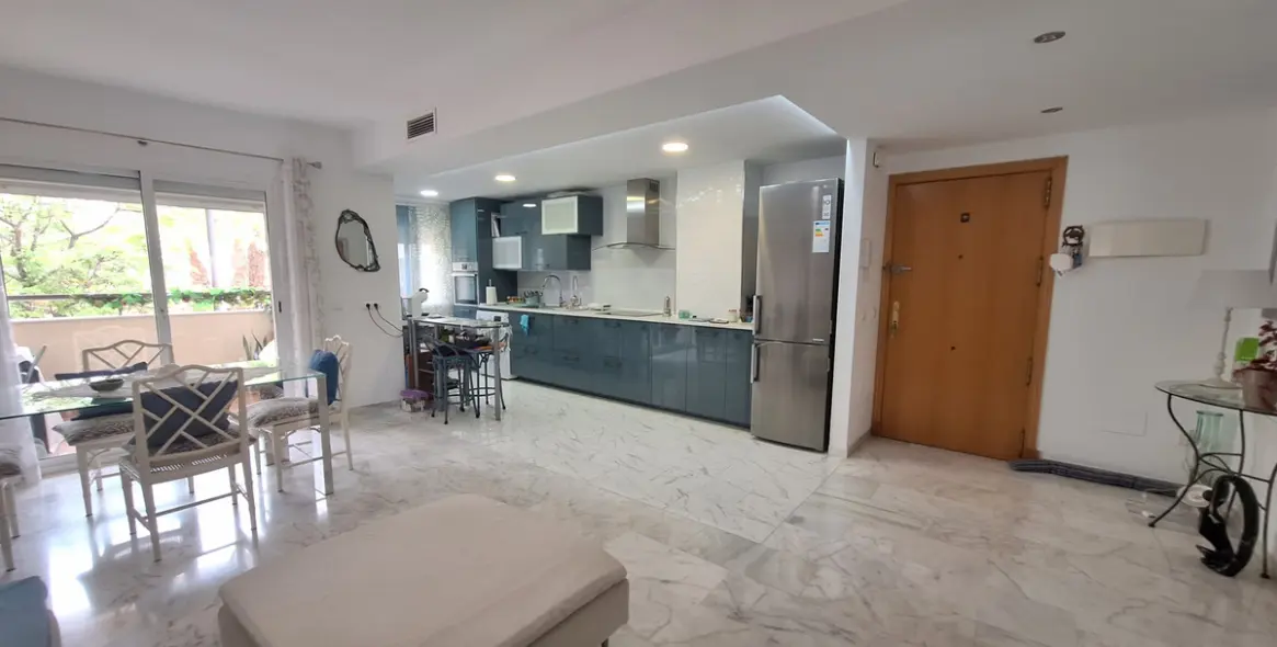 Venta de apartamento en planta media en Estepona 3