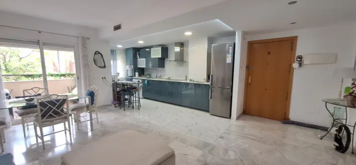 Venta de apartamento en planta media en Estepona 2
