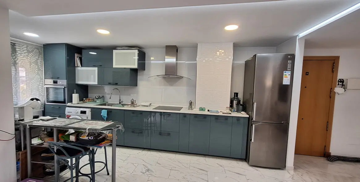 Venta de apartamento en planta media en Estepona 4