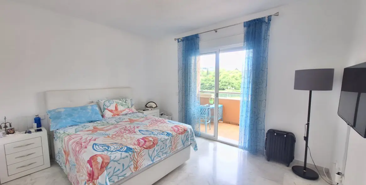 Venta de apartamento en planta media en Estepona 5