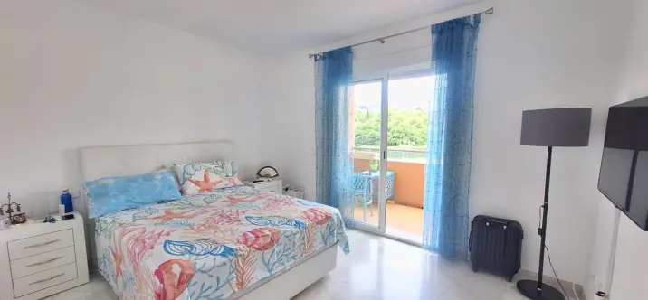 Venta de apartamento en planta media en Estepona 4