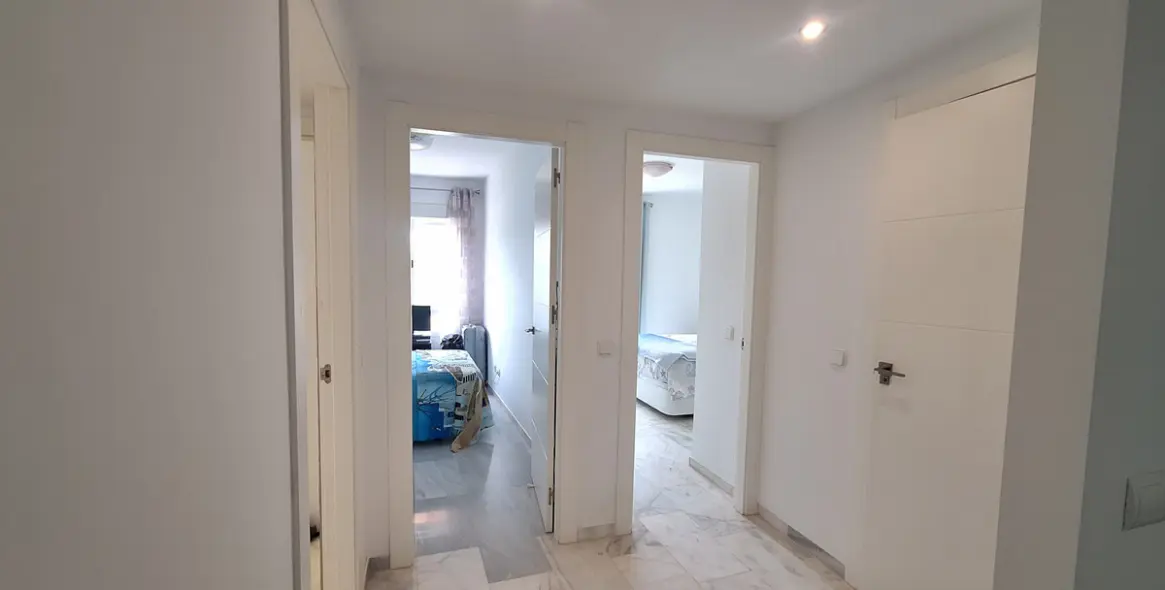 Venta de apartamento en planta media en Estepona 7