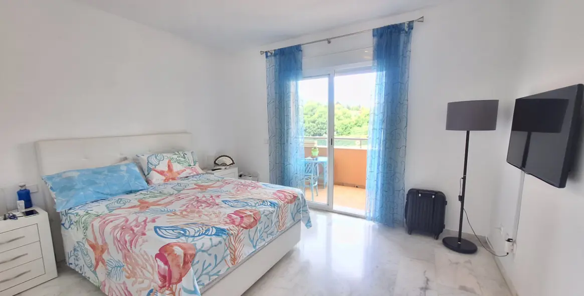 Venta de apartamento en planta media en Estepona 8