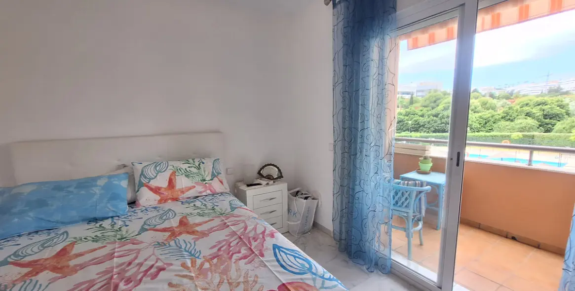 Venta de apartamento en planta media en Estepona 9